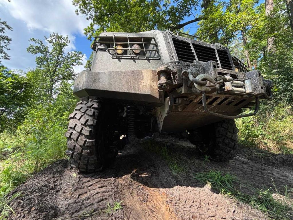 Rueda de grado militar de alta tracción y multicapa diseñada para vehículos blindados de combate.